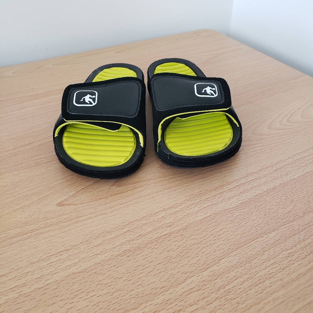 AND 1 SLIPPER kids size 1.5